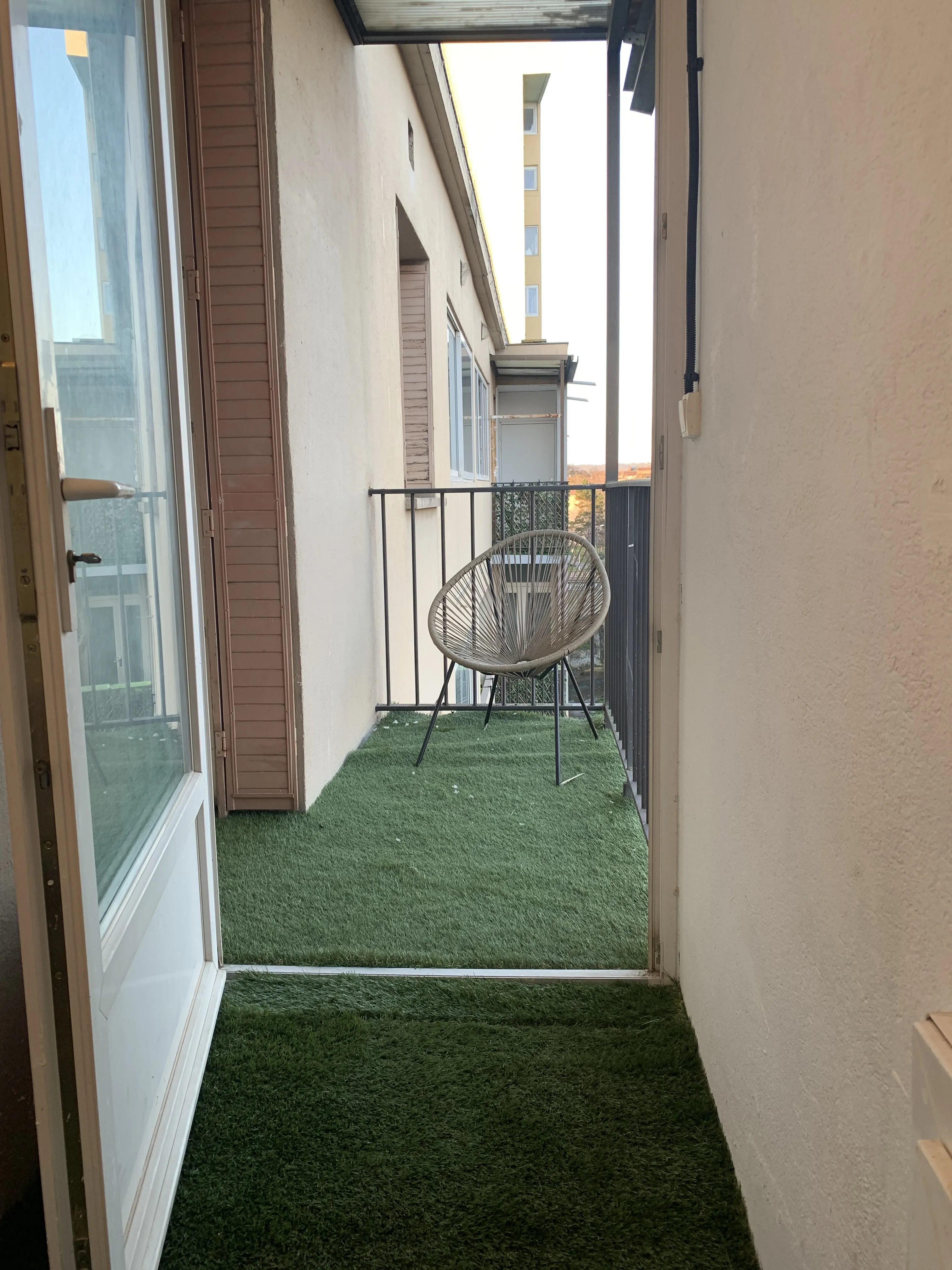 Balcon extérieur attenant avec gazon synthétique