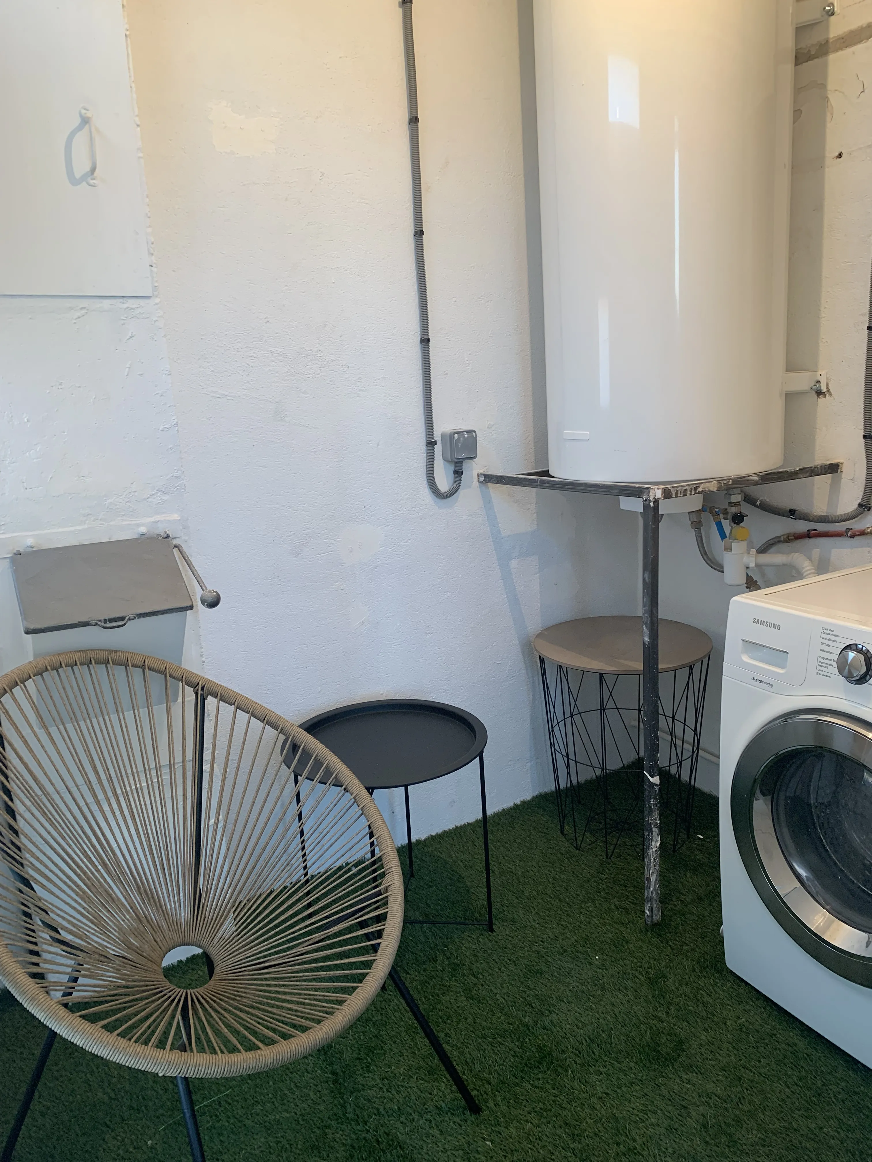 Espace buanderie avec machine à laver et chauffe-eau