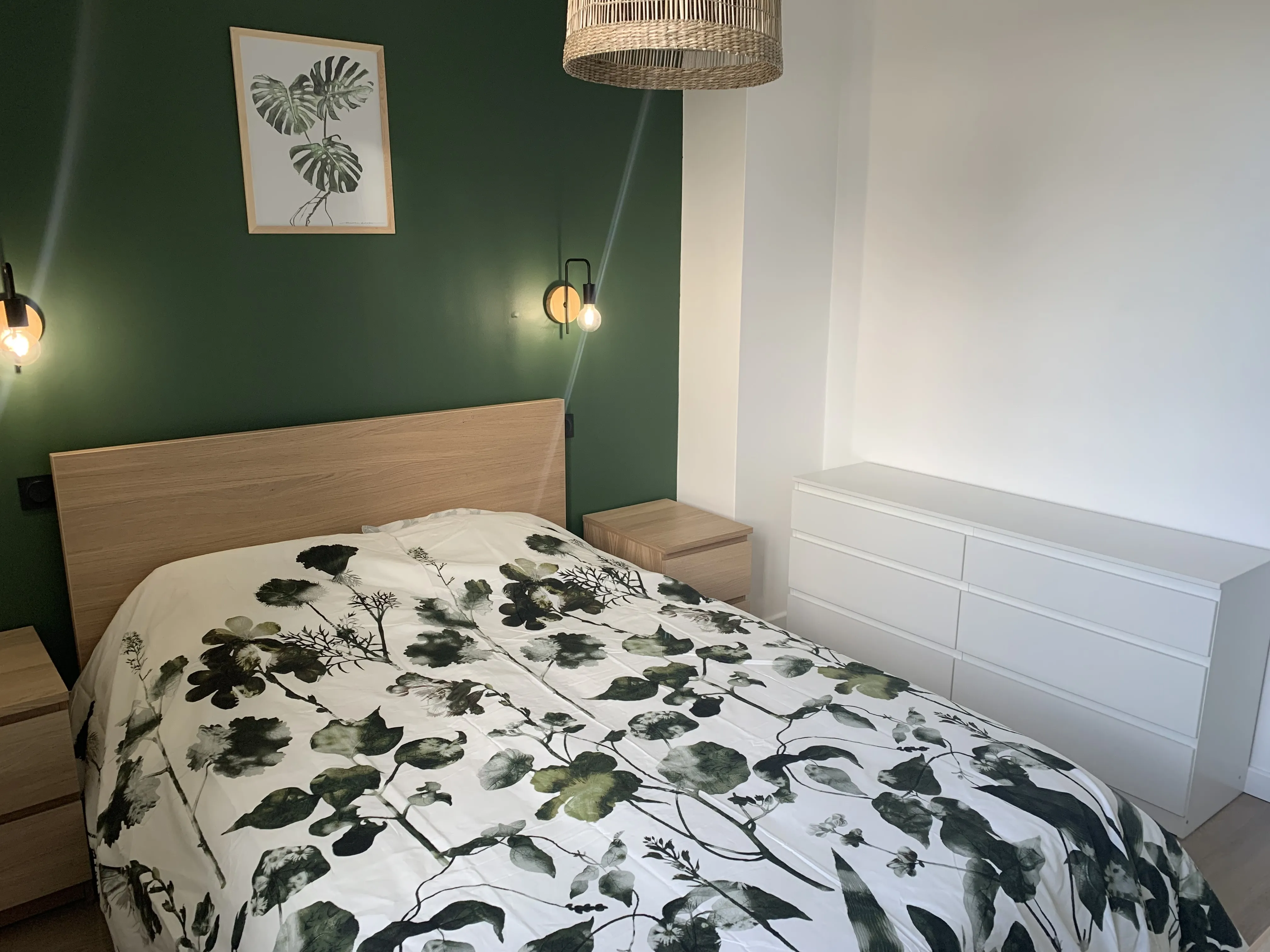 Commode blanche, rangements et suspension en osier