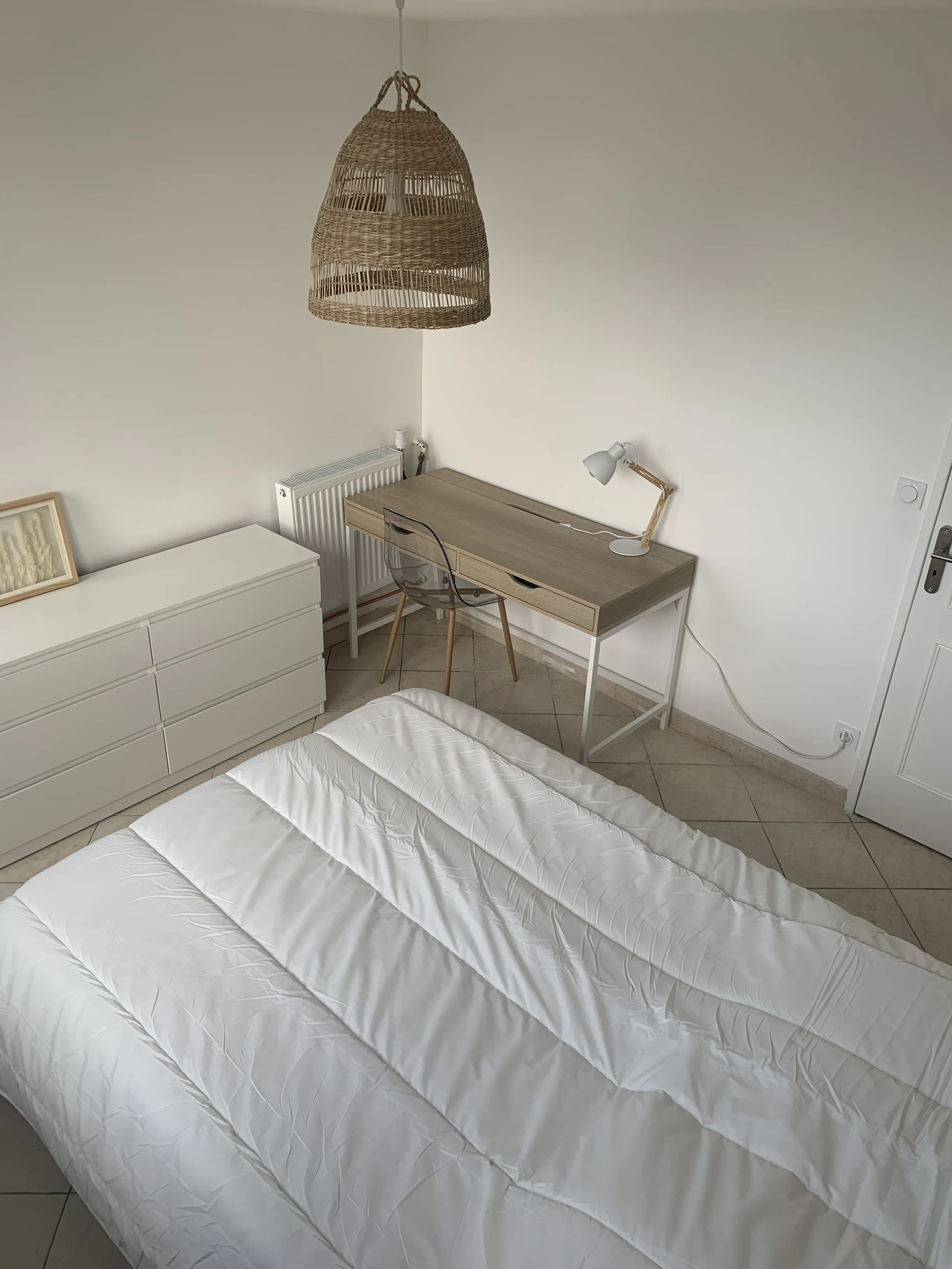 Bureau avec lampe, commode et chaise transparente