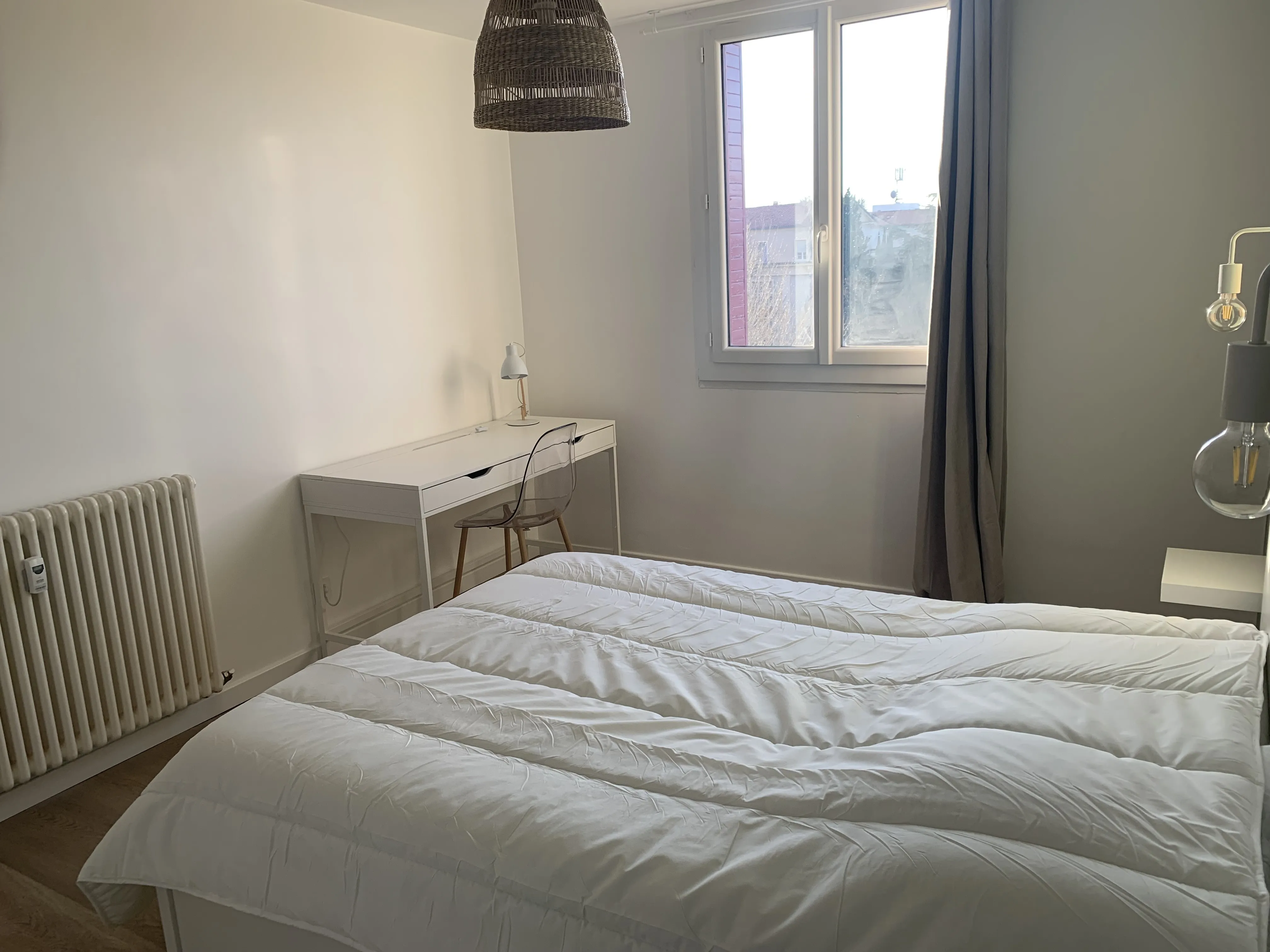 Bureau, fenêtre avec vue et espace de travail lumineux