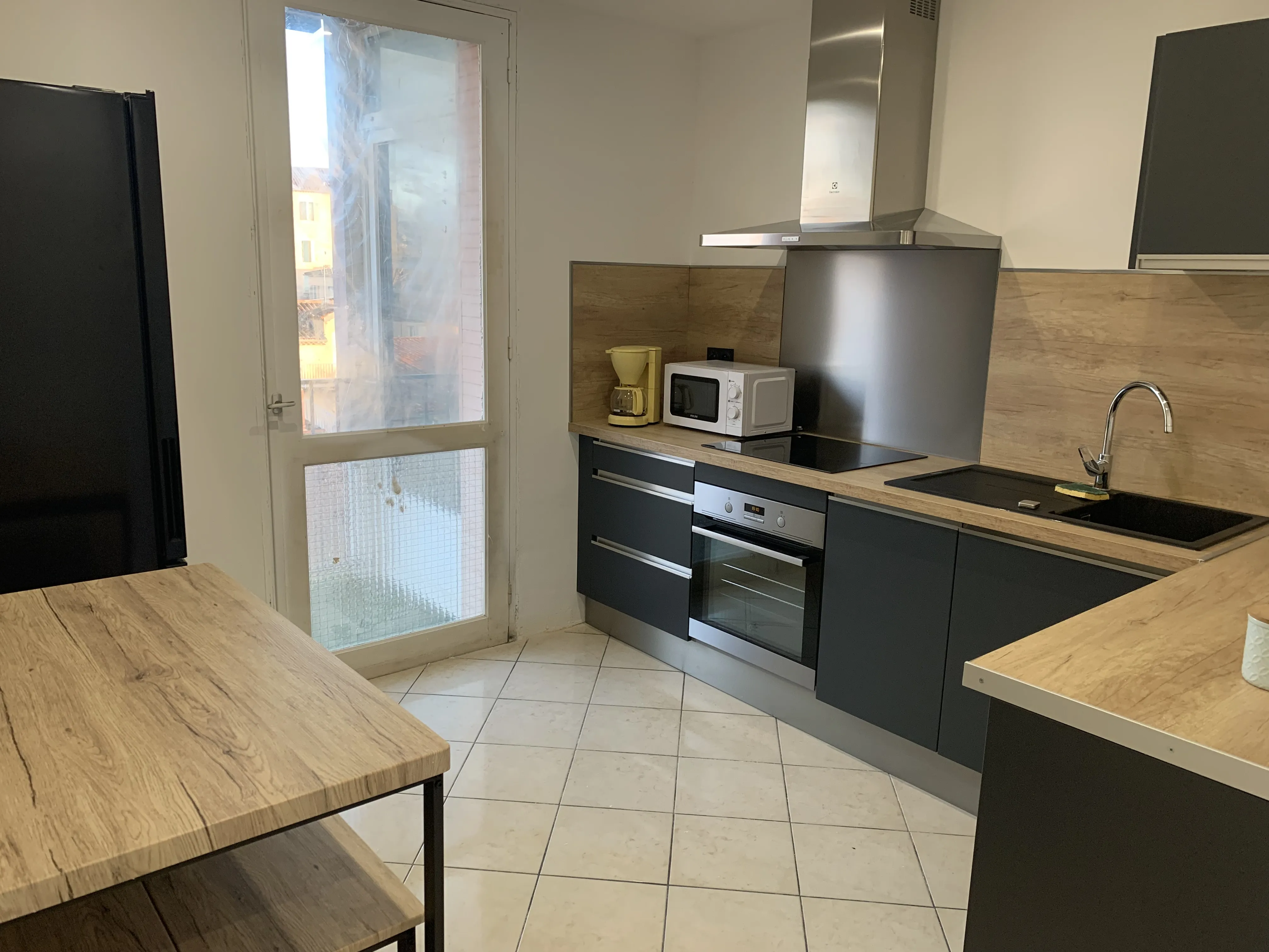 Cuisine équipée : four, plaque induction, micro-ondes et hotte