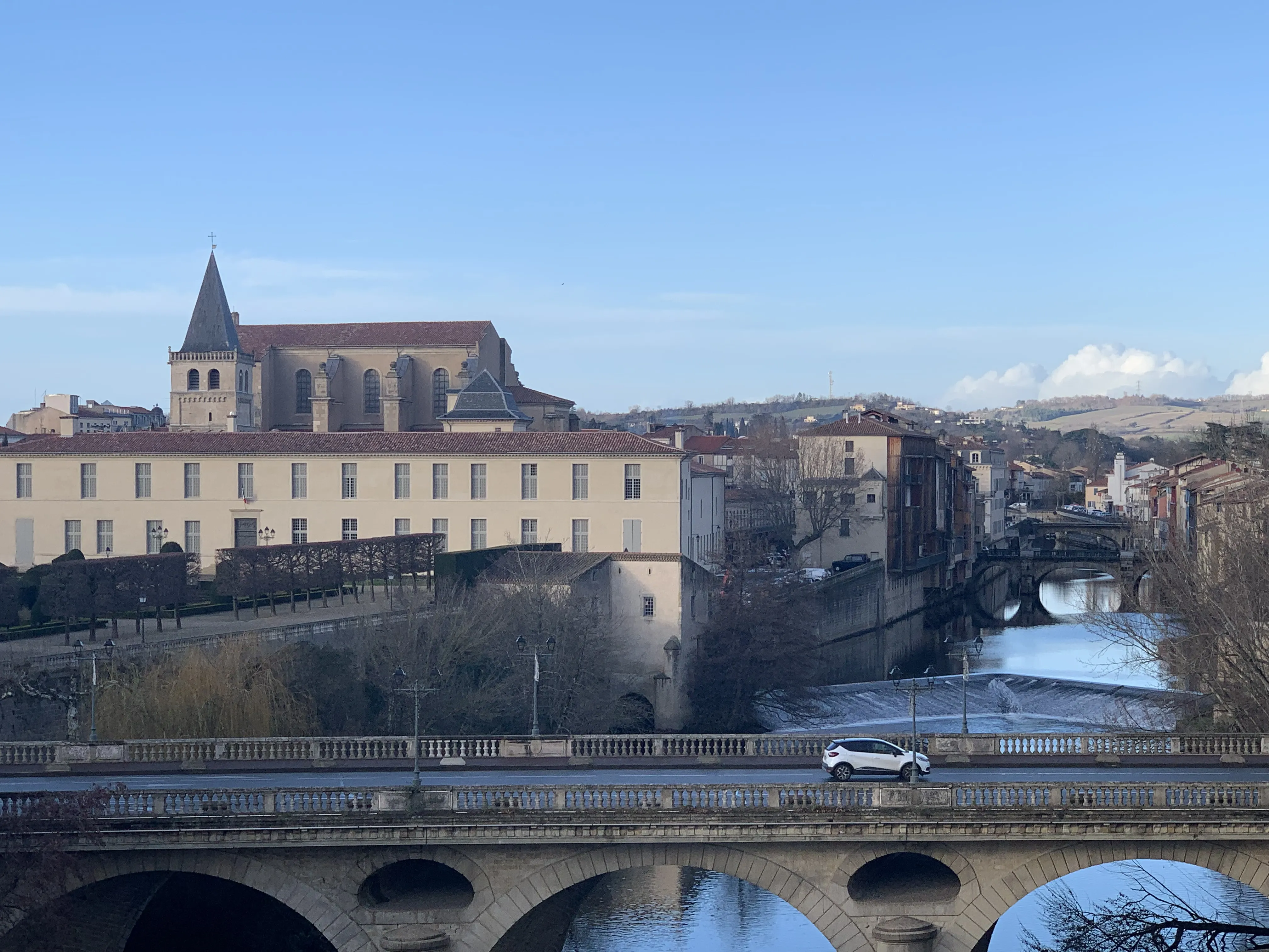 Vue sur la cathédrale Saint-Benoît et l'Agout