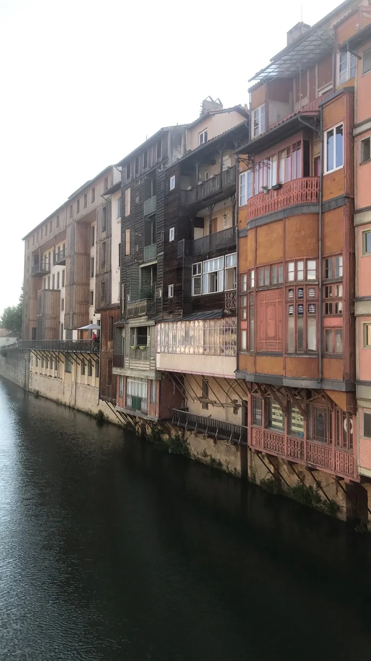 Vue extérieure de Castres en journée