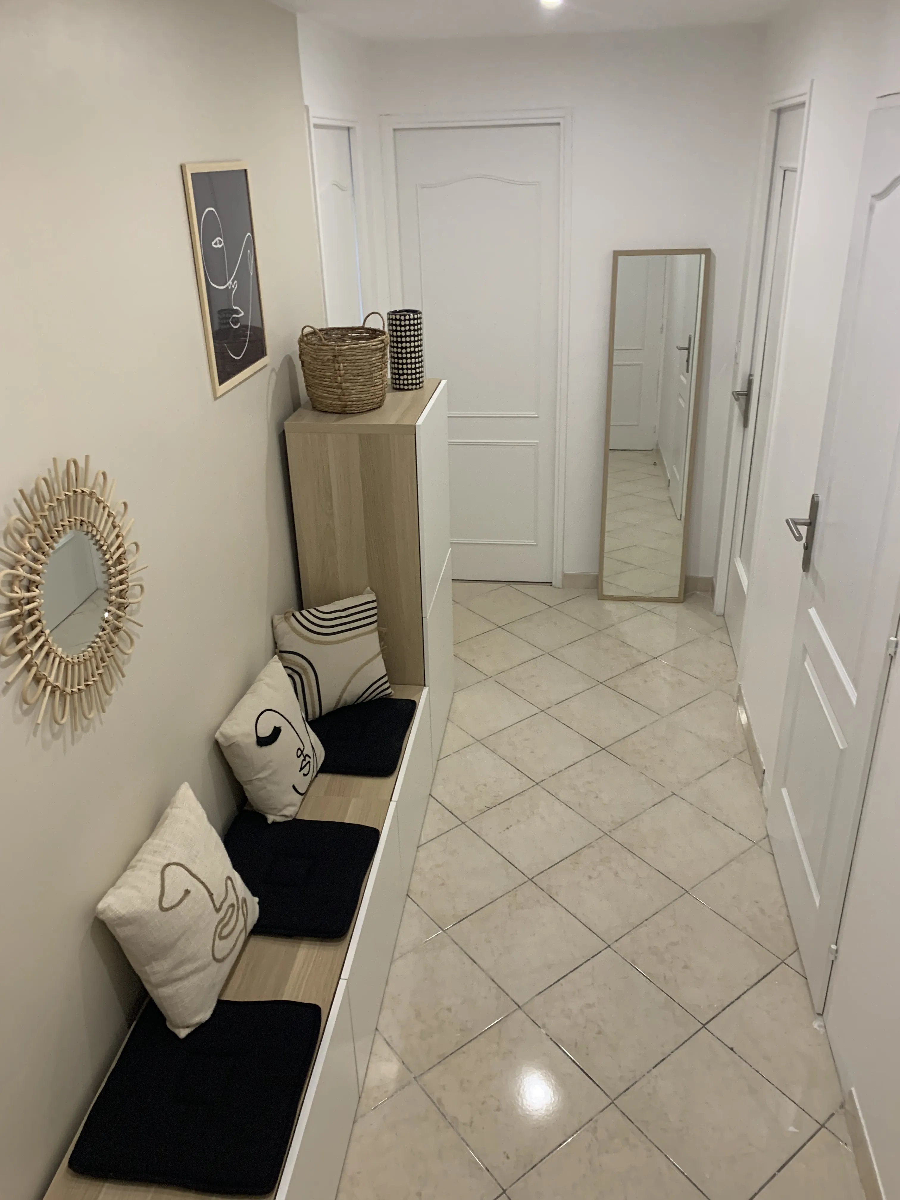 Entrée avec banc à chaussures, miroir et rangements décoratifs