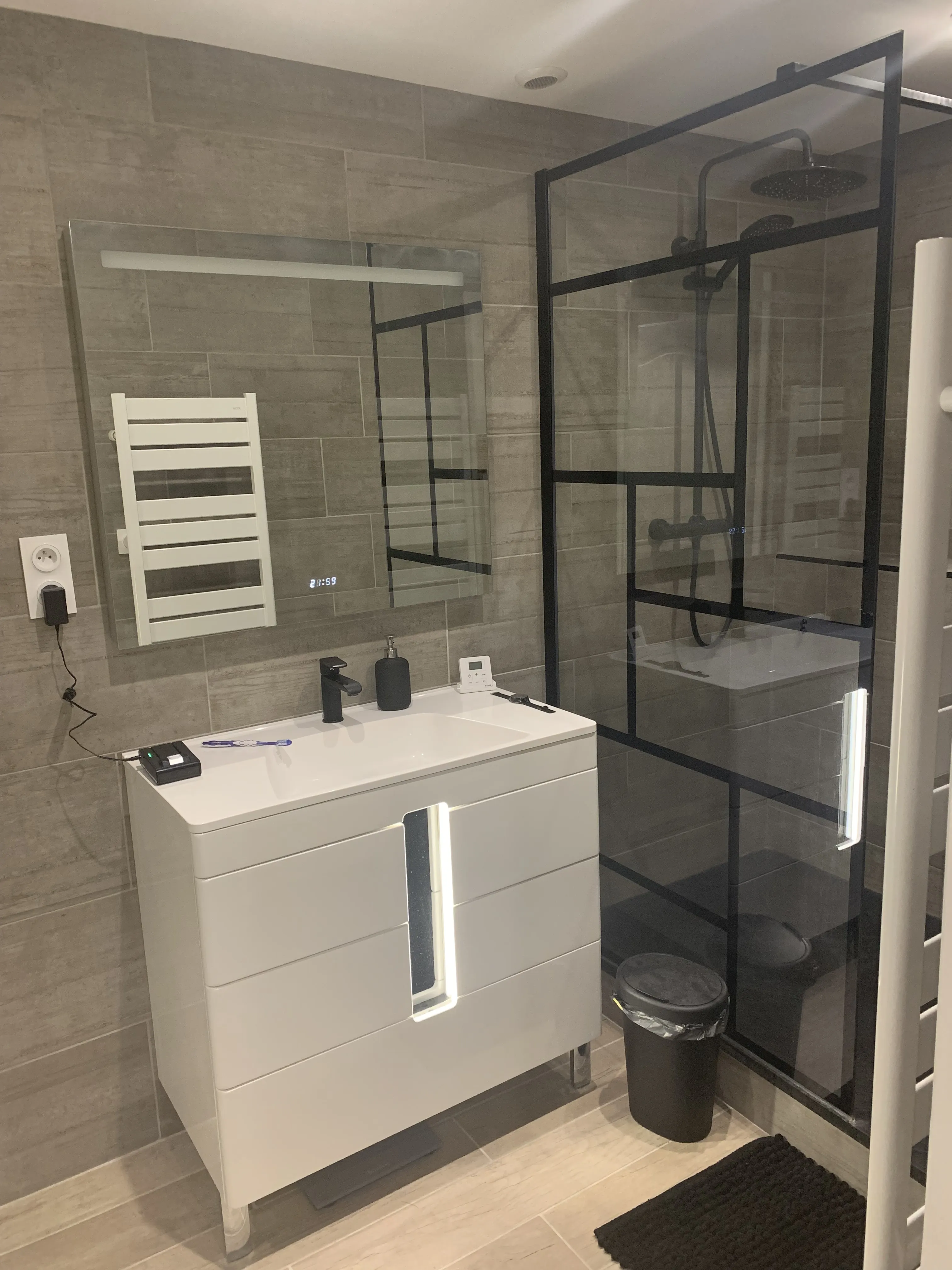 Douche italienne avec paroi verrière, meuble vasque et sèche-serviettes