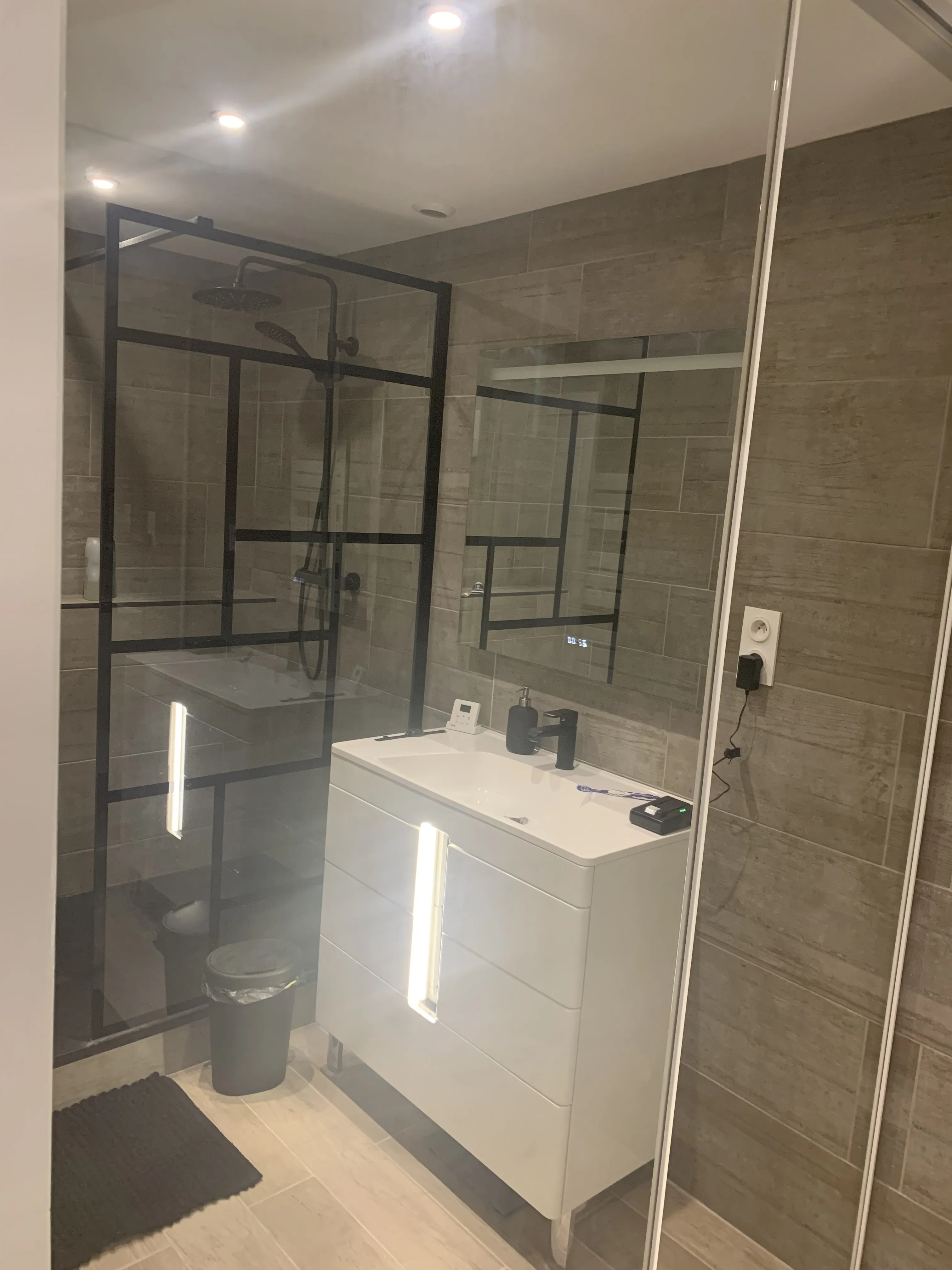 Vue d'ensemble de la salle de bain moderne
