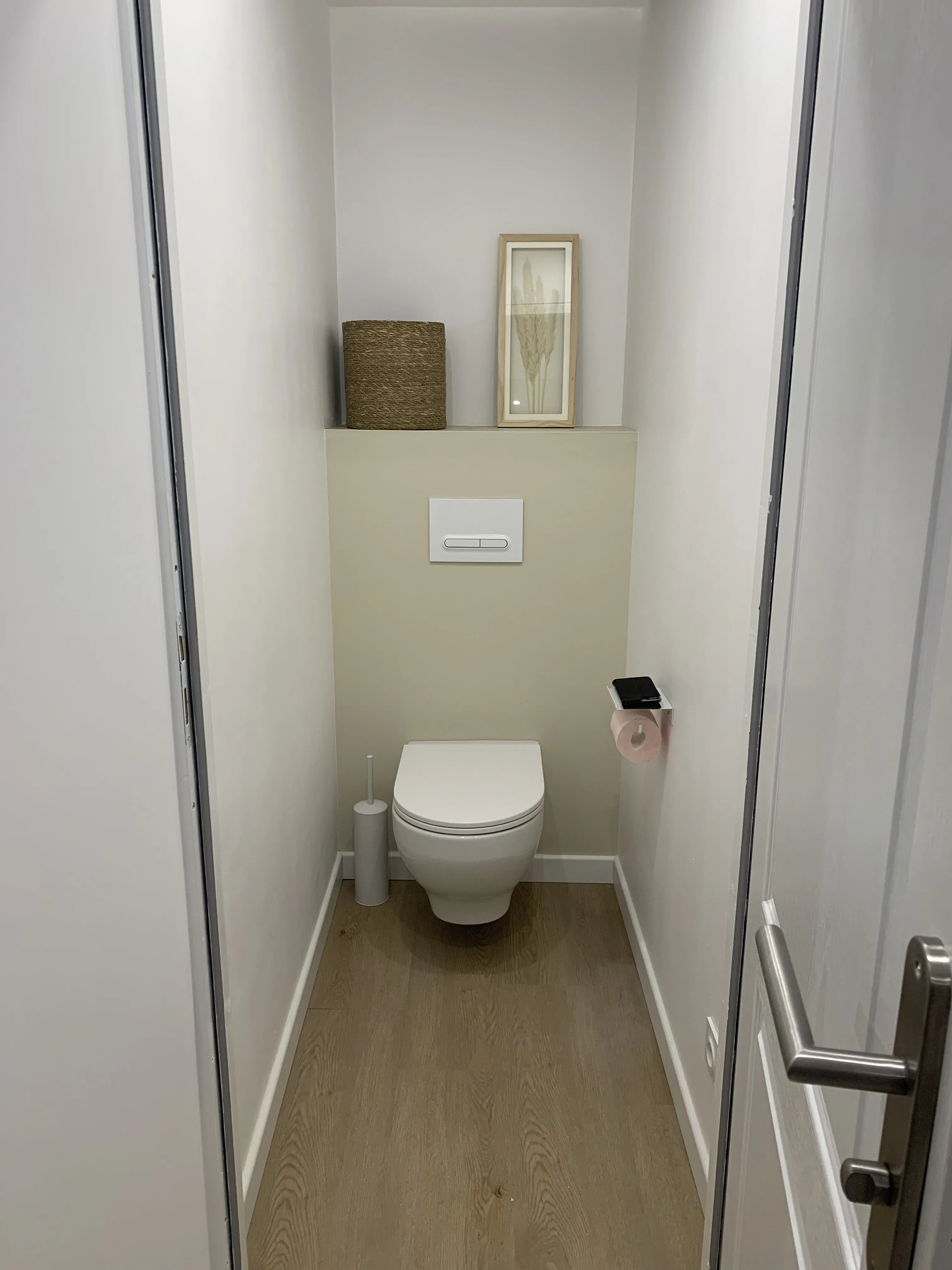 WC suspendu avec décoration soignée