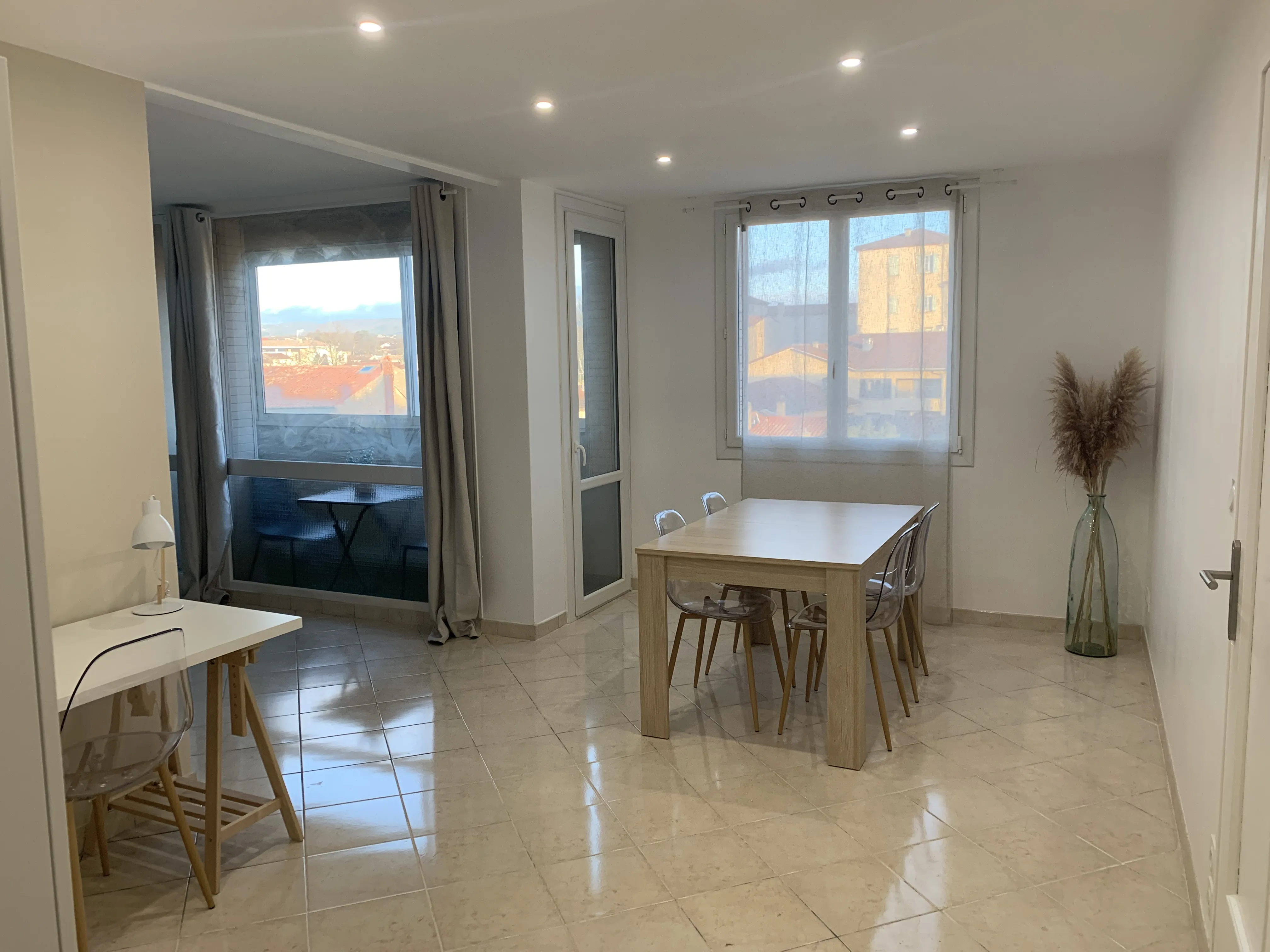 Salle à manger avec table, chaises et accès à la loggia