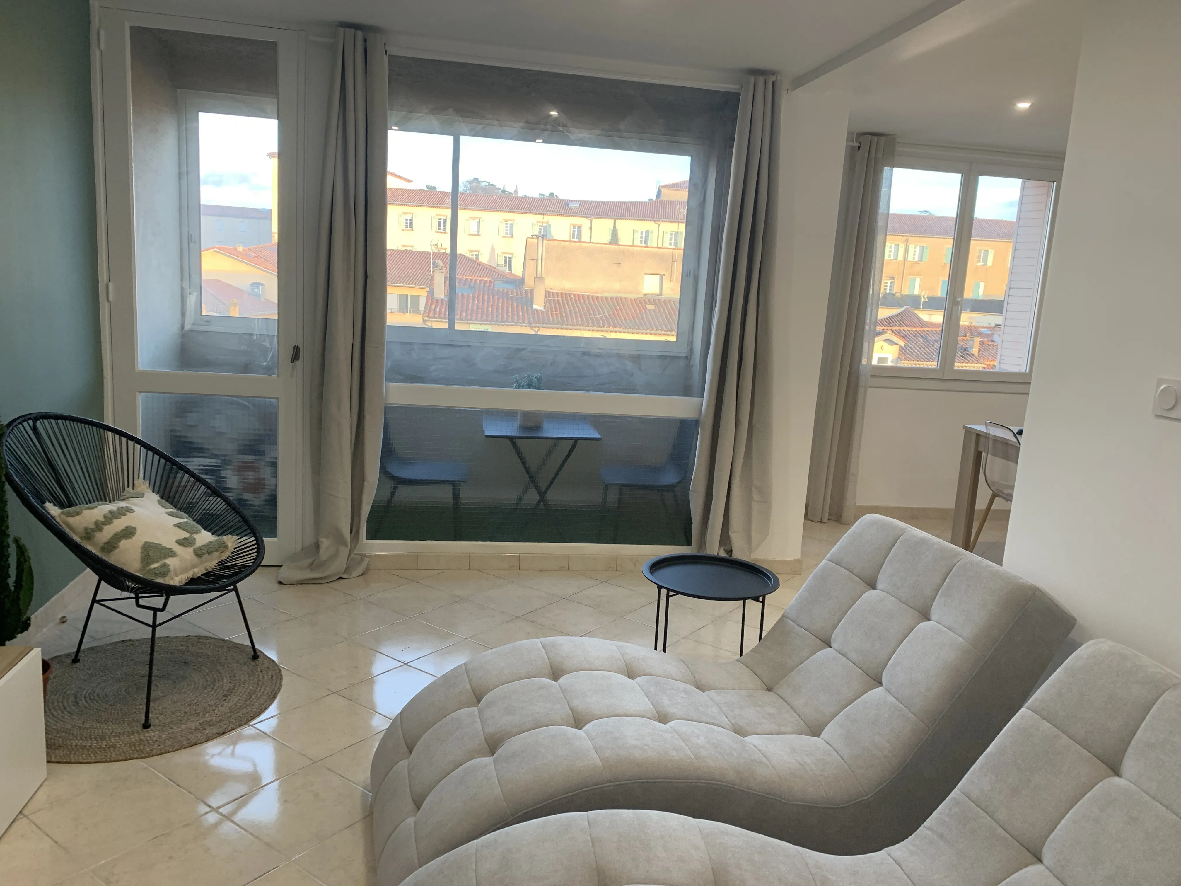 Salon lumineux avec vue sur les toits de Castres et accès loggia